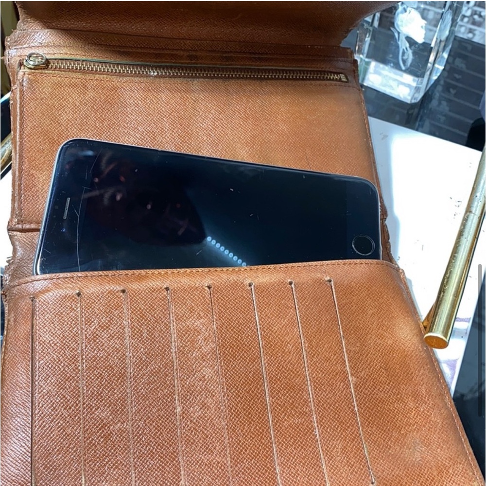 Louis Vuitton Monogram Wallet - Authentic - Picture 8 of 16